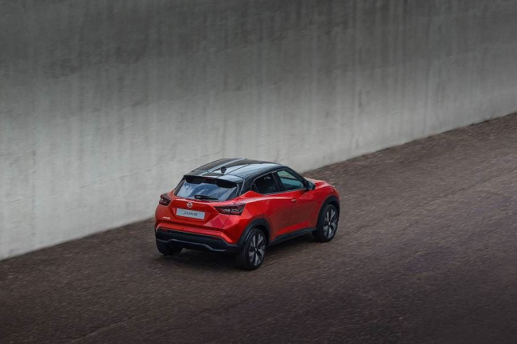  Về mặt công nghệ, Nissan tuyên bố Juke là chiếc xe có tính kết nối cao nhất của hãng từ trước tới nay. Nó cũng có sẵn gói các hệ thống hỗ trợ người lái Nissan Intelligent Mobility với các tính năng như phanh khẩn cấp tự động, nhận biết người đi bộ hay xe đạp, đọc biển báo trên đường, tự động giữ làn, cảnh báo có vật thể băng qua phiá sau đuôi xe khi lùi và quan sát điểm mù. 