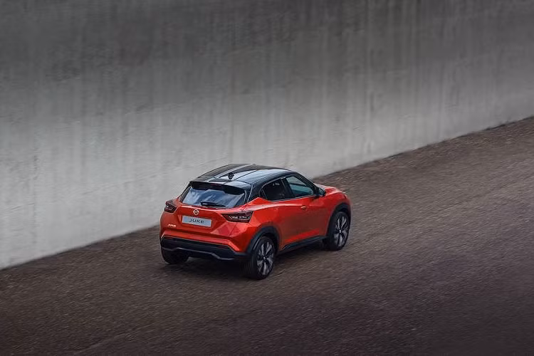  Về mặt công nghệ, Nissan tuyên bố Juke là chiếc xe có tính kết nối cao nhất của hãng từ trước tới nay. Nó cũng có sẵn gói các hệ thống hỗ trợ người lái Nissan Intelligent Mobility với các tính năng như phanh khẩn cấp tự động, nhận biết người đi bộ hay xe đạp, đọc biển báo trên đường, tự động giữ làn, cảnh báo có vật thể băng qua phiá sau đuôi xe khi lùi và quan sát điểm mù. 