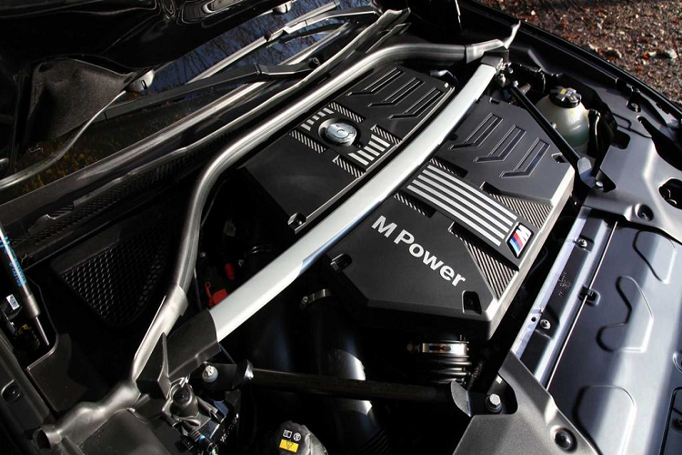 Chưa hết, một gói hiệu năng sau thử nghiệm WLTP của Dahler – đạt tiêu chuẩn châu Âu còn mang tới khối sức mạnh tăng cường lên tới 610 mã lực và 760 Nm mô-men xoắn cực đại. Với những người sinh sống tại Đức sử dụng các chương trình không giới hạn tốc độ của Autobahn, họ sẽ có thể tận hưởng 100% hiệu năng xe khi tùy chọn giới hạn tốc độ được gỡ bỏ. Ngoài ra, Dahler hứa hẹn Giai đoạn 2 của gói độ sẽ còn mạnh mẽ hơn nhiều trong tương lai.