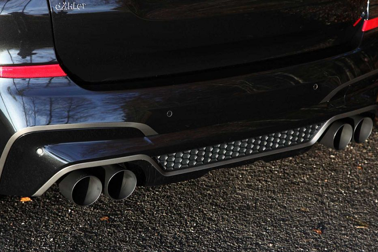 Theo thông tin từ Dahler, hệ thống này còn được tối ưu hóa để kết hợp nhuần nhuyễn cùng bộ lọc khí thải xăng nguyên bản theo xe. Ngoài ra, bệ đỡ cho 2 mẫu SUV là một hệ thống treo đã được hạ gầm với mức hiệu chuẩn chính xác nhằm “vô hiệu hóa sức cản của gió cũng như nâng cao tính thẩm mỹ của chiếc xe.” 