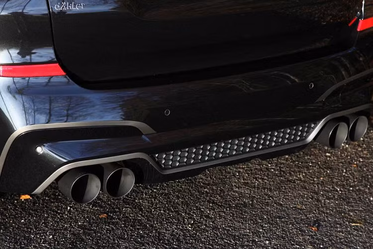 Theo thông tin từ Dahler, hệ thống này còn được tối ưu hóa để kết hợp nhuần nhuyễn cùng bộ lọc khí thải xăng nguyên bản theo xe. Ngoài ra, bệ đỡ cho 2 mẫu SUV là một hệ thống treo đã được hạ gầm với mức hiệu chuẩn chính xác nhằm “vô hiệu hóa sức cản của gió cũng như nâng cao tính thẩm mỹ của chiếc xe.” 