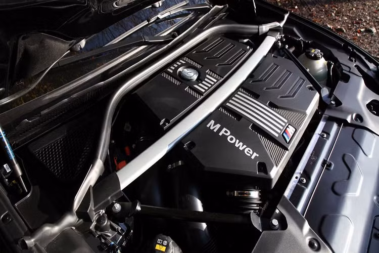 Chưa hết, một gói hiệu năng sau thử nghiệm WLTP của Dahler – đạt tiêu chuẩn châu Âu còn mang tới khối sức mạnh tăng cường lên tới 610 mã lực và 760 Nm mô-men xoắn cực đại. Với những người sinh sống tại Đức sử dụng các chương trình không giới hạn tốc độ của Autobahn, họ sẽ có thể tận hưởng 100% hiệu năng xe khi tùy chọn giới hạn tốc độ được gỡ bỏ. Ngoài ra, Dahler hứa hẹn Giai đoạn 2 của gói độ sẽ còn mạnh mẽ hơn nhiều trong tương lai.