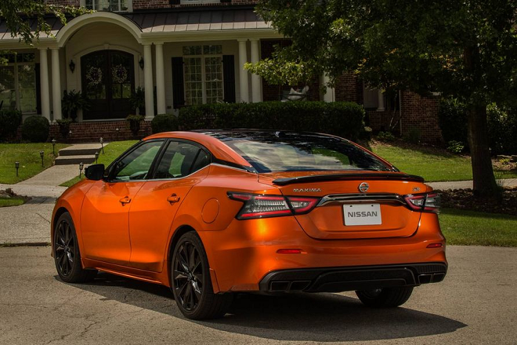 Một điều đáng chú ý giá Nissan Maxima Platinum 2020 hiện phiên bản hàng đầu sẽ bán ra từ 41.540 USD (khoảng 966 triệu đồng), rẻ hơn trước 100 USD (khoảng 2,3 triệu đồng).