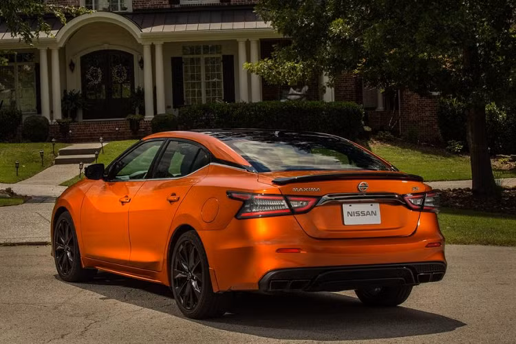 Một điều đáng chú ý giá Nissan Maxima Platinum 2020 hiện phiên bản hàng đầu sẽ bán ra từ 41.540 USD (khoảng 966 triệu đồng), rẻ hơn trước 100 USD (khoảng 2,3 triệu đồng).
