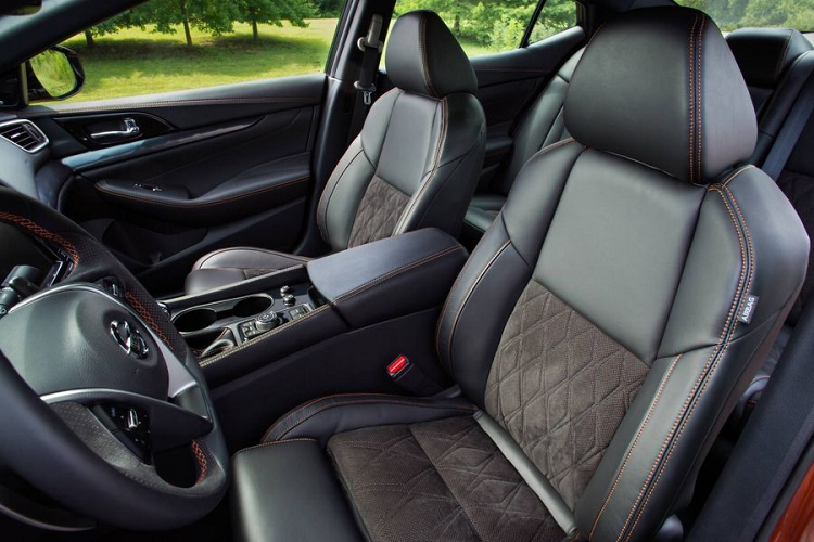 Bên cạnh đó, mọi chiếc Maxima mới đều được trang bị hệ thống treo độc lập bốn bánh với giảm xóc một ống phía sau, với sportyGR, xe sẽ được bổ sung bộ giảm xóc điều chỉnh độc đáo, thanh giằng ổn định phía trước lớn hơn và lốp 19 inch.