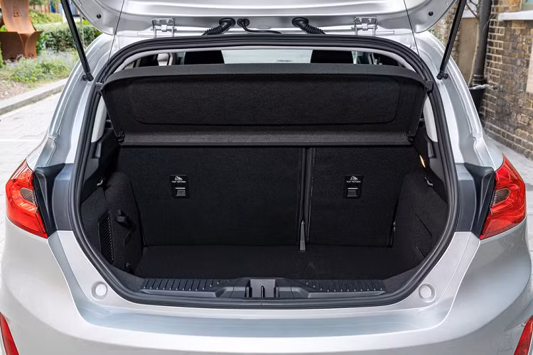 Mẫu xe giá rẻ của Ford chỉ được trang bị động cơ xăng 1.1L cỡ nhỏ, sản sinh công suất 84 mã lực, hộp số sàn 5 cấp, mức tiêu hao nhiêu liệu 4,5 lít/100 km.