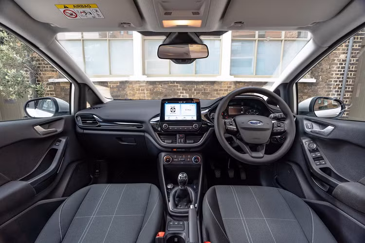 Fiesta Trend được tích hợp hệ thống thông tin giải trí mới nhất của hãng xe Mỹ, hỗ trợ Android Auto và Apple CarPlay. Tính năng Ford MyKey có thể giúp hạn chế bớt hành động lái xe bốc đồng, đặt giới hạn tốc độ tối đa và thiết lập sẵn mức âm lượng tối đa.