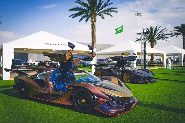 Chiếc siêu xe Apollo Intensa Emozione đầu tiên trên thế giới bàn giao cho khách hàng mang tên gọi Golden Dragon được thiết kế theo ý thích của doanh nhân Malaysia này. Điều có thể khiến các bạn trẻ mê xe ở Malaysia tiếc nuối đó chính là việc chiếc Apollo Intensa Emozione "Golden Dragon" nhiều khả năng sẽ được chủ nhân cho định cư ở Thuỵ Sĩ.