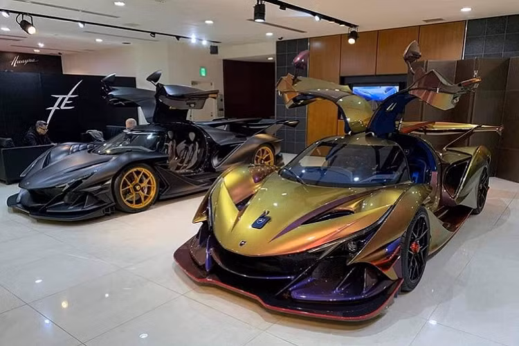 Hãng siêu xe Apollo cho biết chỉ sản xuất 12 chiếc Intensa Emozione trong đó 2 chiếc phục vụ cho công tác nghiên cứu cũng như trưng bày và số còn lại là xe thương mại để bán cho các khách hàng. Với vỏn vẹn 10 chiếc siêu xe Apollo Intensa Emozione được cho ra đời, không quá bất ngờ khi số xe này đều đã có chủ đặt mua.
