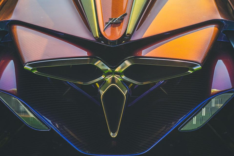 Nội thất của siêu xe Apollo Intensa Emozione "Golden Dragon" được lấy cảm hứng từ khoang lái của những chiếc xe trong phim khoa học viễn tưởng tương lai. Ghế ngồi dạng ghế đua cố định được làm bằng sợi carbon và đặt các miếng đệm bọc da màu xanh lên trên, kết hợp cùng chỉ khâu tương phản màu vàng. Vô-lăng siêu xe Apollo Intensa Emozione của đại gia Malaysia được thiết kế viễn tưởng, sơn vàng và bọc da với logo Apollo chính giữa. Xe được trang bị tiêu chuẩn đai an toàn đa điểm.