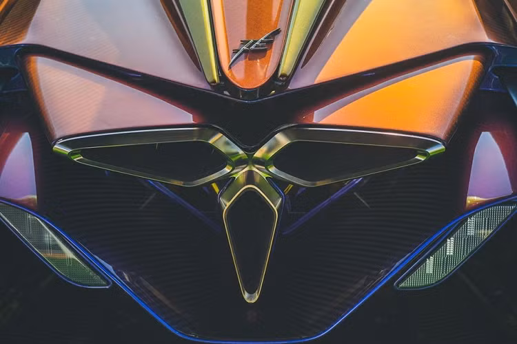 Nội thất của siêu xe Apollo Intensa Emozione "Golden Dragon" được lấy cảm hứng từ khoang lái của những chiếc xe trong phim khoa học viễn tưởng tương lai. Ghế ngồi dạng ghế đua cố định được làm bằng sợi carbon và đặt các miếng đệm bọc da màu xanh lên trên, kết hợp cùng chỉ khâu tương phản màu vàng. Vô-lăng siêu xe Apollo Intensa Emozione của đại gia Malaysia được thiết kế viễn tưởng, sơn vàng và bọc da với logo Apollo chính giữa. Xe được trang bị tiêu chuẩn đai an toàn đa điểm.