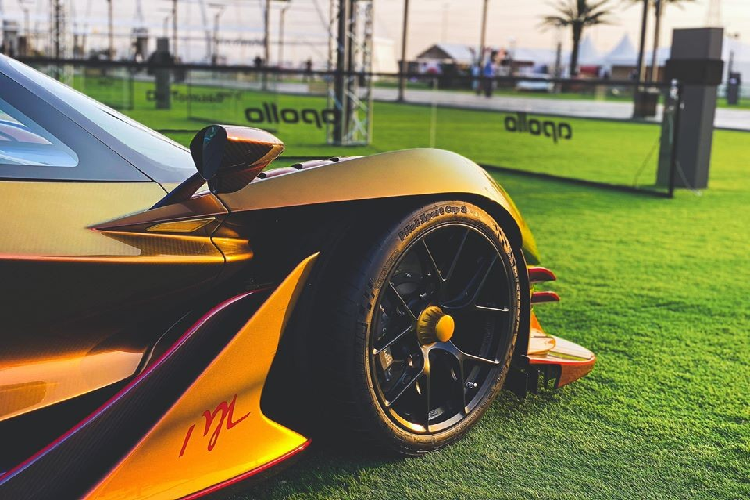 Hiện chưa rõ giá xe Apollo Intensa Emozione "Golden Dragon" của đại gia Malaysia có giá bán bao nhiêu. Chỉ biết rằng, mỗi chiếc siêu xe Apollo Intensa Emozione có giá khởi điểm lên đến 2,3 triệu Euro, tương đương 2,7 triệu đô la hay 61,3 tỷ đồng.