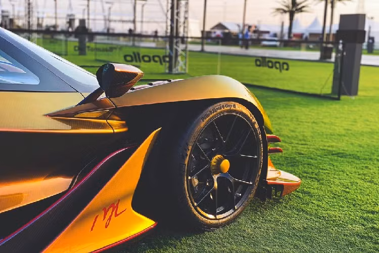 Hiện chưa rõ giá xe Apollo Intensa Emozione "Golden Dragon" của đại gia Malaysia có giá bán bao nhiêu. Chỉ biết rằng, mỗi chiếc siêu xe Apollo Intensa Emozione có giá khởi điểm lên đến 2,3 triệu Euro, tương đương 2,7 triệu đô la hay 61,3 tỷ đồng.