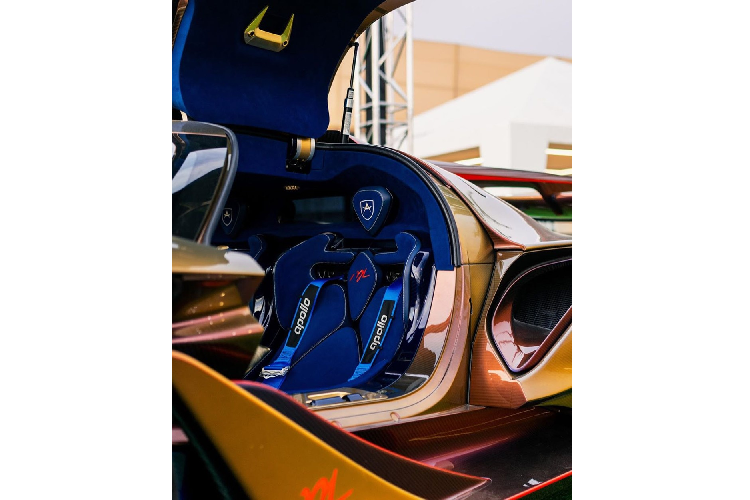 Apollo Intensa Emozione "Golden Dragon" của đại gia Malaysia có màu vàng ánh kim và sợi carbon tím. Ngoài ra, ngoại thất chiếc siêu xe Apollo Intensa Emozione "Golden Dragon" của đại gia Malaysia còn có những chi tiết bằng sợi carbon màu tím, tạo nên cánh gió cỡ lớn phía sau, khuếch tán gió dưới gầm, hốc gió phía trước và hai bên hông xe.