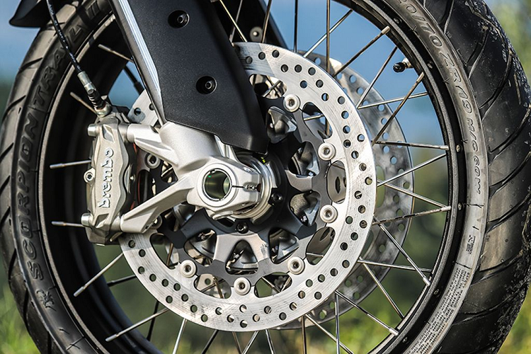 Vành nan kết hợp phanh hàng hiệu Brembo mang dến cho Multistrada 1260 Enduro 2019 khả năng phanh tốt hơn