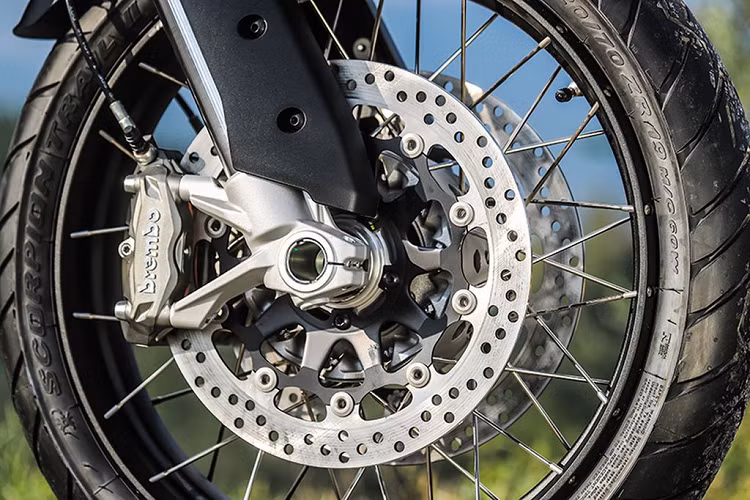 Vành nan kết hợp phanh hàng hiệu Brembo mang dến cho Multistrada 1260 Enduro 2019 khả năng phanh tốt hơn
