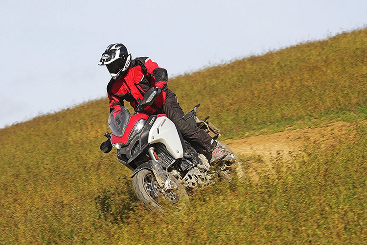 Multistrada 1260 Enduro 2019 cho ra công suất tối đa lên tới 156 mã lực và 127 Nm mô-men xoắn cực đại. Giá xe Ducati Multistrada 1260 Enduro từ 1,99 triệu Rupee (tương đương 680 triệu đồng).
