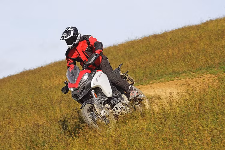 Multistrada 1260 Enduro 2019 cho ra công suất tối đa lên tới 156 mã lực và 127 Nm mô-men xoắn cực đại. Giá xe Ducati Multistrada 1260 Enduro từ 1,99 triệu Rupee (tương đương 680 triệu đồng).