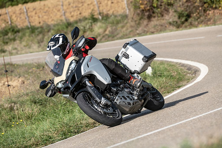 Xe môtô Ducati Multistrada 1260 Enduro 2019 sẽ được phân phối ở quốc gia đông dân thứ 2 thế giới với 2 phiên bản màu sắc Đỏ tươi và Vàng cát. Đi kèm với đó là mức giá bán tương ứng từ 1,99 - 2,023 triệu Rupee (~680 - 690 triệu VNĐ) cho 2 phiên bản.