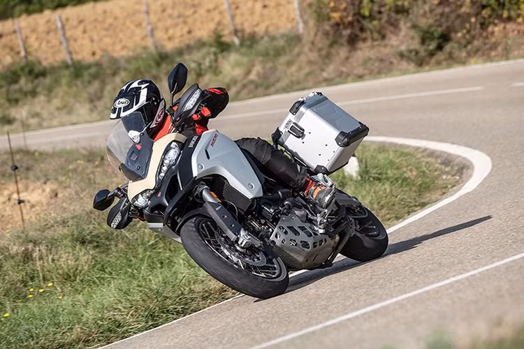 Xe môtô Ducati Multistrada 1260 Enduro 2019 sẽ được phân phối ở quốc gia đông dân thứ 2 thế giới với 2 phiên bản màu sắc Đỏ tươi và Vàng cát. Đi kèm với đó là mức giá bán tương ứng từ 1,99 - 2,023 triệu Rupee (~680 - 690 triệu VNĐ) cho 2 phiên bản.