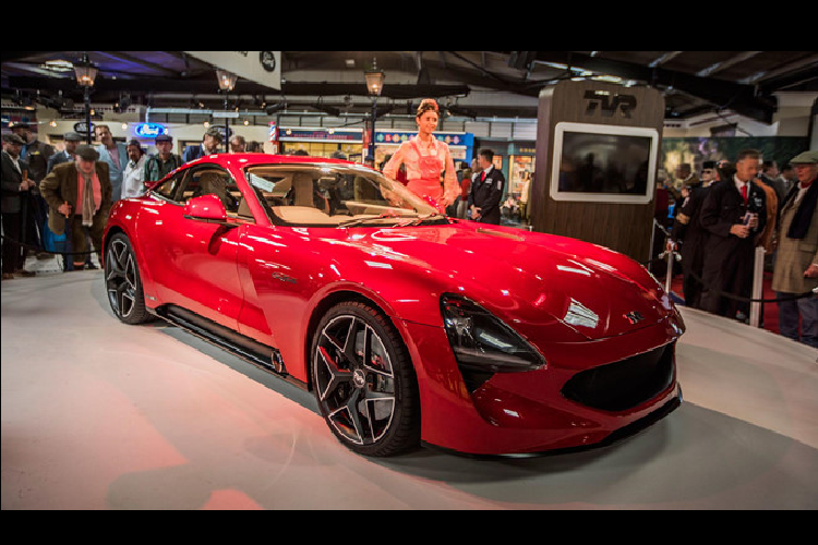 TVR Griffith (ảnh) là mẫu xe đầu tiên được phát triển trên kiến trúc Superlight. Chiếc coupe thể thao của hãng xe Anh quốc theo kế hoạch sẽ lăn bánh vào nửa đầu năm tới.