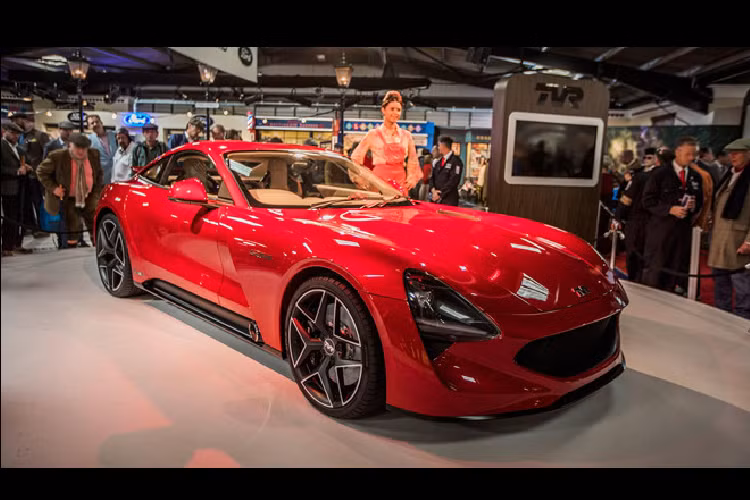 TVR Griffith (ảnh) là mẫu xe đầu tiên được phát triển trên kiến trúc Superlight. Chiếc coupe thể thao của hãng xe Anh quốc theo kế hoạch sẽ lăn bánh vào nửa đầu năm tới.