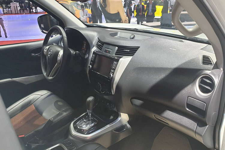 Toàn bộ ghế ngồi được bọc da mang lại cảm giác tiện nghi, ghế lái chỉnh điện 8 hướng.