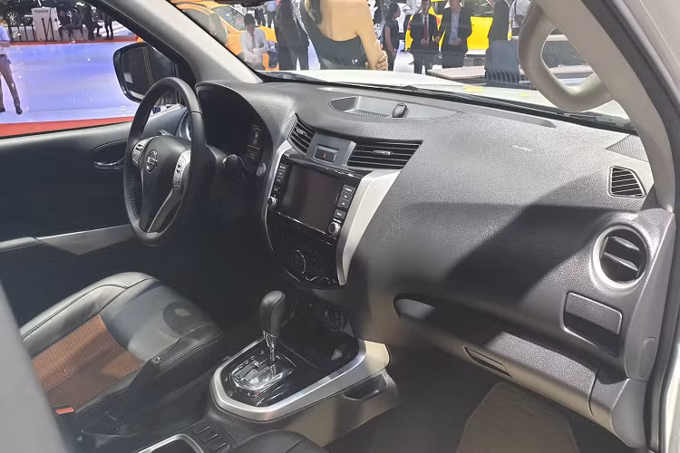 Toàn bộ ghế ngồi được bọc da mang lại cảm giác tiện nghi, ghế lái chỉnh điện 8 hướng.