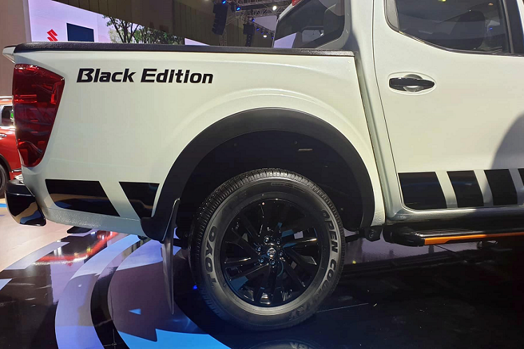 Navara Black Edition có lớp tem trang trí đơn giản nhưng khá bắt bắt. Trên đuôi xe có logo Black Edition. Các đường họa tiết màu cam được bổ sung nhằm tạo sự tương phản cần thiết.