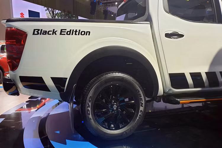 Navara Black Edition có lớp tem trang trí đơn giản nhưng khá bắt bắt. Trên đuôi xe có logo Black Edition. Các đường họa tiết màu cam được bổ sung nhằm tạo sự tương phản cần thiết.