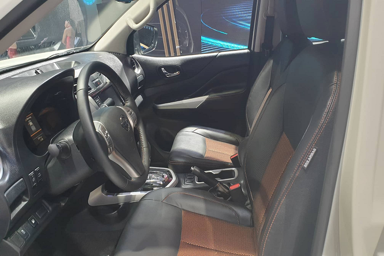 Bên cạnh đó, mẫu bán tải này còn được Nissan bổ sung thêm hàng loạt các tính năng công nghệ thông minh và an toàn như camera 360, 7 túi khí, móc ghế trẻ em ISOfix, gương chiếu hậu chống chói tự động, mâm xe 18 inch mạnh mẽ.