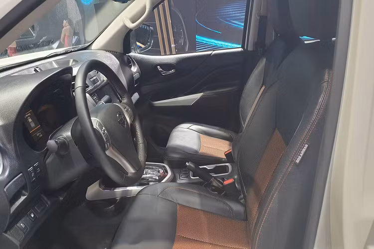 Bên cạnh đó, mẫu bán tải này còn được Nissan bổ sung thêm hàng loạt các tính năng công nghệ thông minh và an toàn như camera 360, 7 túi khí, móc ghế trẻ em ISOfix, gương chiếu hậu chống chói tự động, mâm xe 18 inch mạnh mẽ.