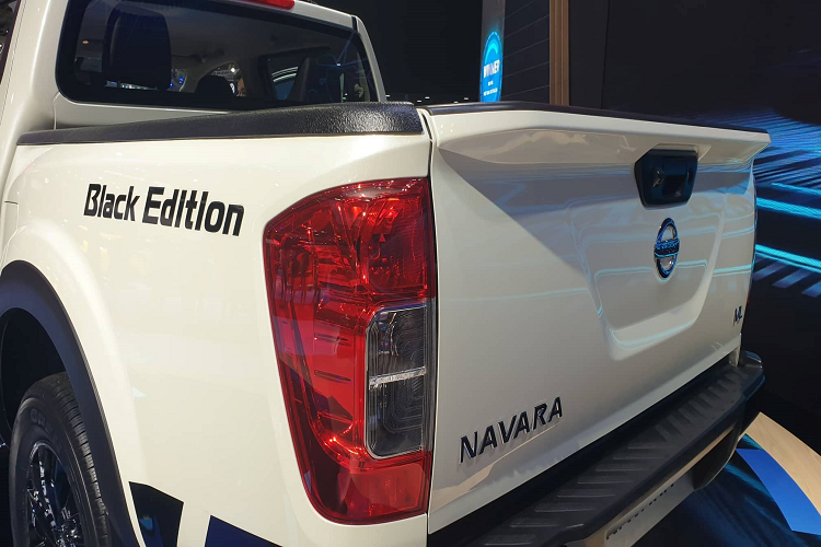 Tương tự như ngoại thất, nội thất của xe là sự tương phản giữa hai tông màu đen và cam. Chính giữa bảng táp-lô là mành hình cảm ứng 8 inch kết nối Apple CarPlay và Android Auto.