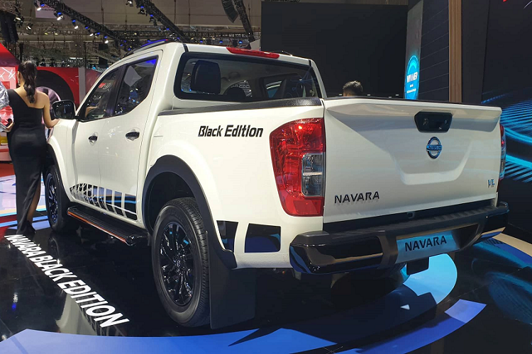 Về ngoại hình, mẫu xe bán tải Nissan Navara Black Edition 2019 sở hữu vòm bánh xe được ốp thêm một tấm nhựa đen tăng vẻ thể thao. Đèn pha được phủ lớp sơn đen mờ rất bắt mắt.