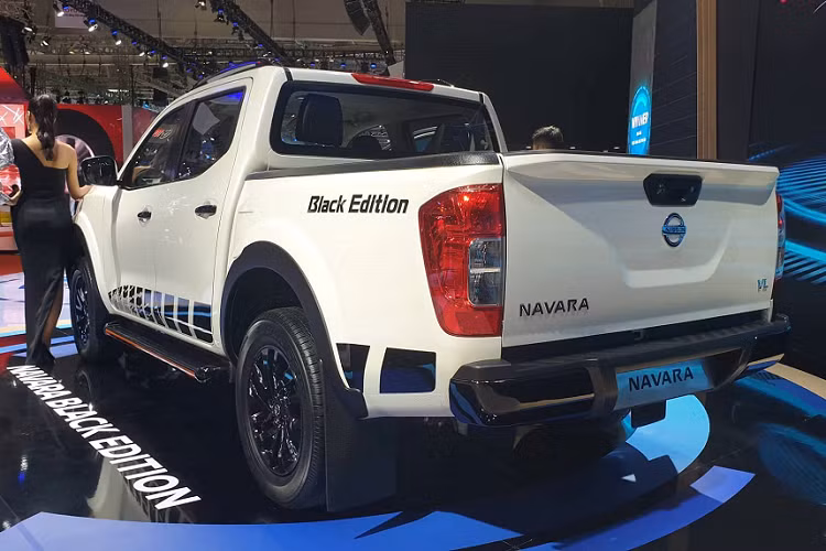 Về ngoại hình, mẫu xe bán tải Nissan Navara Black Edition 2019 sở hữu vòm bánh xe được ốp thêm một tấm nhựa đen tăng vẻ thể thao. Đèn pha được phủ lớp sơn đen mờ rất bắt mắt.