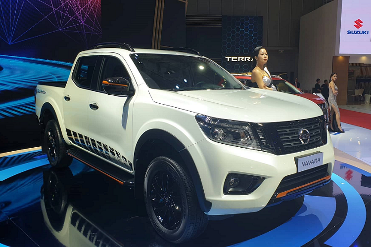 Việt Nam sẽ là thị trường thứ ba trong khu vực chào đón phiên bản nâng cấp của Nissan Navara. Đúng như tên gọi, những điểm nhấn trên Nissan Navara Black Edition 2019 mới có sắc màu đen là chủ đạo, điểm hình như mặt că-lăng, gương chiếu hậu, tay nắm cửa, giá nóc hay la-zăng đều được “khoác” lớp sơn đen bóng ấn tượng.