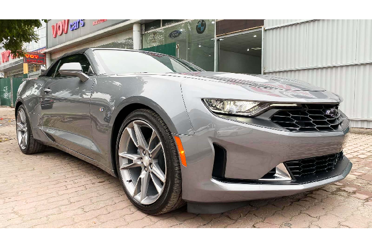 Phiên bản Chevrolet Camaro Convertible 2019 mui trần mới này được hãng xe Mỹ nâng cấp một diện mạo mới. Điểm khác biệt lớn so với phiên bản hiện tại nằm ở đầu xe với đèn pha LED nối liền lưới tản nhiệt cỡ lớn hình chữ ''X'' với đường viền LED nhẹ nhàng tinh tế.