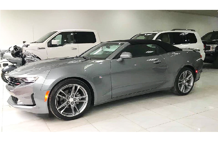 Nhờ những yếu tố nâng cấp hoàn chỉnh và mạnh mẽ mà Top 10 xe mui trần tốt nhất năm 2019 có mặt mẫu Chevrolet Camaro này. Tại thời điểm ra mắt, xe có giá khởi điểm từ 31.995 USD tại Mỹ. Khi về thị trường Việt Nam, giá xe Chevrolet Camaro RS Convertible 2019 được dự đoán khoảng gần 3 tỷ đồng. 