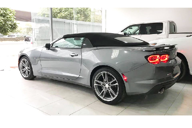 Chevrolet Camaro Convertible 2019 có tỉ lệ phân bổ trọng lượng trước sau hoàn hảo - 50/50; 3 chế độ lái bao gồm: Thể thao (Sport Mode), chạy đua trach (Track Mode), và chế độ Competition Mode kết hợp giữa Sport và Track với tính năng kiểm soát xuất phát ''Launch Control''...