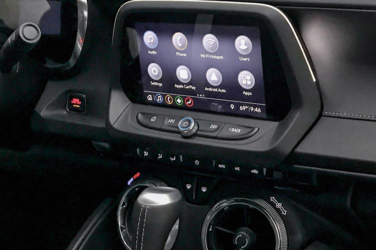 Chevrolet Camaro 2019 sở hữu nút khởi động thông minh, cần số hiển thị điện tử, phanh tay điện tử, màn hình trung tâm cỡ vừa hiển thị màu sắc nét có khả năng tương thích Apple Carplay, Android Auto, kết nối Wifi, Camera lùi và nút đống mở mui điện trên trần xe... Màn hình thông tin phía sau gồm 1 màn điện tử màu và2 đồng hồ analog.