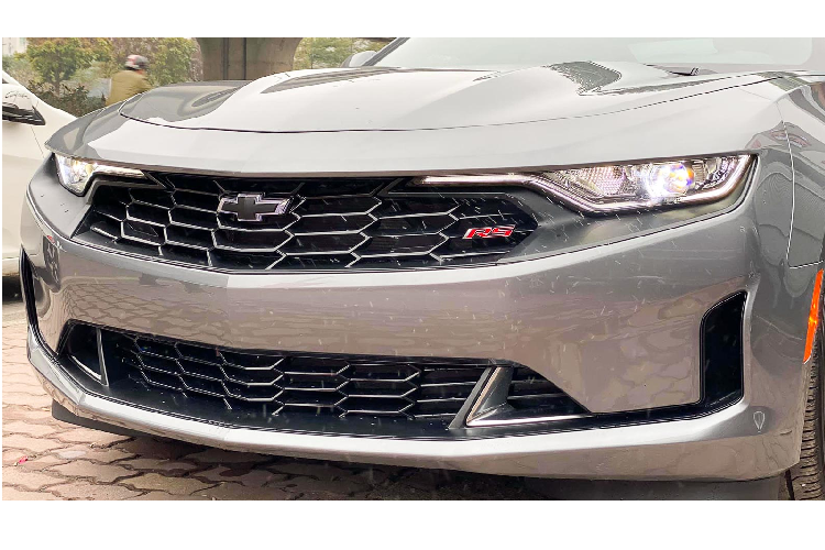 Bên cạnh đó, hãng xe Mỹ đã trang bị cho Chevrolet Camaro 2019 mui trần đèn LED đặt ngay bên trên hốc gió giúp cho phiên bản nâng cấp facelift này đẹp, sắc sảo và nam tính hơn với những đường nét dứt khoát. Tổng thể xe vẫn được duy trì so với phiên bản trước đó.