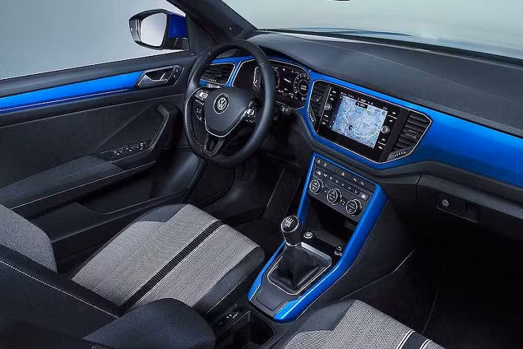 Không chỉ đơn thuần là một chiếc T-Roc 5 cửa cắt bỏ mui, T-Roc Cabriolet còn có những sự thay đổi lớn khác như bỏ đi cửa sau, kéo dài cửa trước và đuôi xe được chỉnh sửa lại.