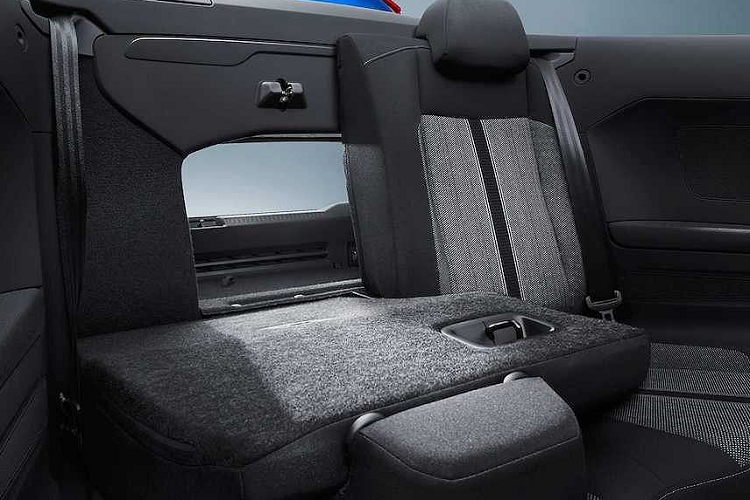 Cũng giống như các mẫu crossover mui trần trước đây như Evoque Convertible hay Murano CrossCabriolet, T-Roc Cabriolet được trang bị mui xếp mềm. Bộ mui này có thể đóng hoặc gập chỉ trong 9 giây ở tốc độ tối đa từ 30km/h trở xuống.