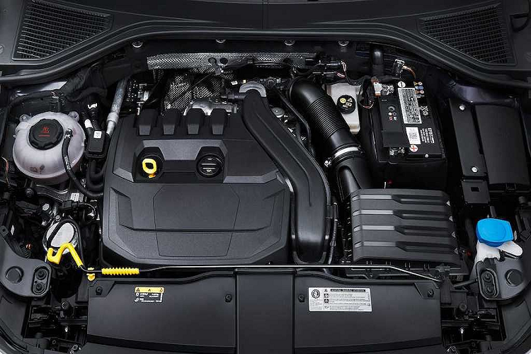 Nhờ thiết kế thân rộng và khá thấp của chiếc T-Roc nguyên bản, T-Roc Cabriolet đã có một ngoại hình khá hấp dẫn và thể thao, ấn tượng hơn so với 2 mẫu crossover nêu trên.