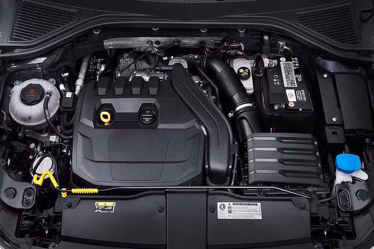 Nhờ thiết kế thân rộng và khá thấp của chiếc T-Roc nguyên bản, T-Roc Cabriolet đã có một ngoại hình khá hấp dẫn và thể thao, ấn tượng hơn so với 2 mẫu crossover nêu trên.