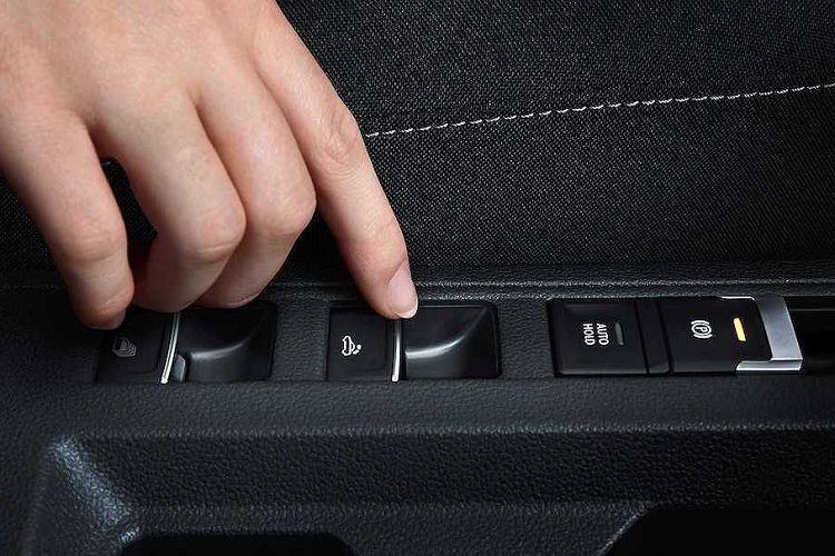 Và để khiến T-Roc Cabriolet trở nên ấn tượng hơn nữa, Volkswagen đã đưa thêm 2 gói tuỳ chọn là Style và R-Line để khách hàng trang trí chiếc xe. Trong đó, gói Style bao gồm bộ mâm 17 inch cùng đèn đổi màu trong nội thất và cabin bọc da.