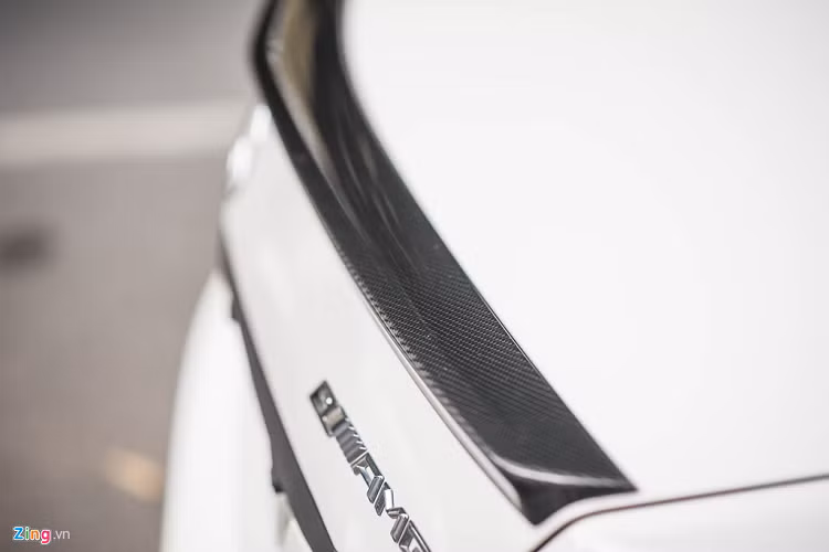 Mercedes-AMG E 63 S sở hữu động cơ V8 Biturbo 5.5L, sản sinh công suất 577 mã lực và mô-men xoắn 800 Nm. Đi kèm hộp số tự động 7 cấp, sedan hiệu suất cao này có thể tăng tốc 0-100 km/h trong 3,6 giây - gia tốc tiệm cận các mẫu siêu xe. 