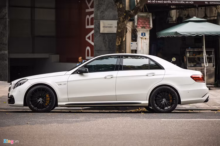 Mercedes-AMG E 63 S sở hữu các số đo dài x rộng x cao lần lượt là 4.912 mm x 1.940 mm x 1.521 mm, chiều dài cơ sở ở mức 2.875 mm. Hai bên sườn được trang bị phần kẹp màu đen. 