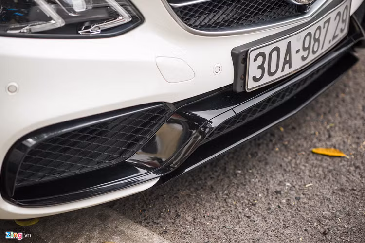 Về ngoại hình, chiếc E 63 S sở hữu thiết kế thanh nhã đặc trưng của dòng E-Class đi kèm màu sơn trắng ngọc. Tuy nhiên, chiếc xe trở nên thể thao hơn với bộ bodykit AMG như cản va trước với hai hốc hút gió nhỏ ở phía trước. 