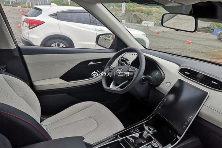 Bên cạnh đó, xe cũng sử dụng vô lăng 3 chấu đáy phẳng tạo cảm giác thể thao, tích hợp các phím chức năng. Ngoài ra cụm đồng hồ tốc độ cũng được chuyển sang dạng màn hình LCD màu có khả năng tùy chỉnh theo ý thích người lái. Xe cũng được trang bị cửa sổ trời toàn cảnh, phanh đỗ xe điện có chức năng giữ tự động và camera 360.